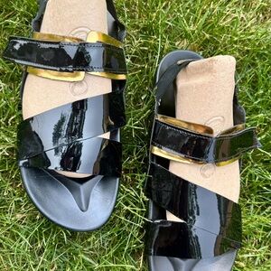 Fashionomics Black Patent Sandals Sleek Design/USED/MEN’S